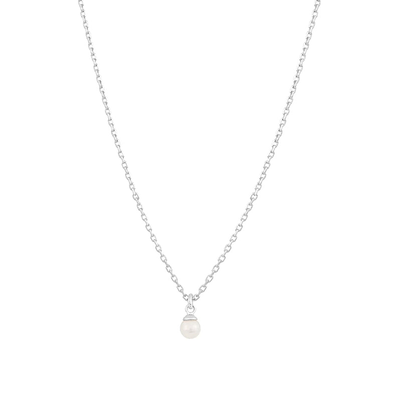 Tiny Pearl halskæde fra ByBirch i sølv med små hvide perler 41–44 cm.